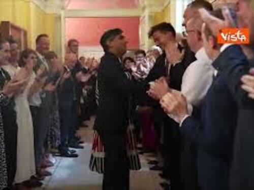 Sunak e la moglie Akshata lasciano il 10 di Downing Street tra gli applausi dei dipendenti