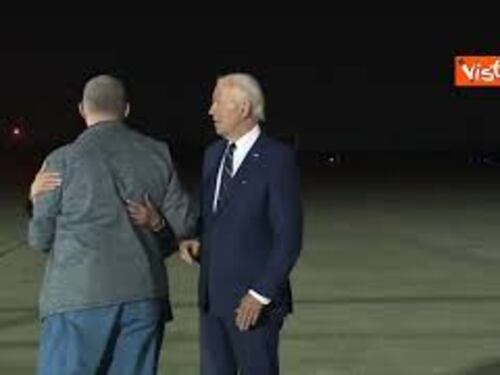 Biden e Kamala Harris accolgono all'aeroporto i prigionieri rilasciati dopo scambio con Russia