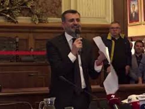 Decaro: "Non ho avuto paura dei boss e non avrò paura di parlamentari". Poi le lacrime