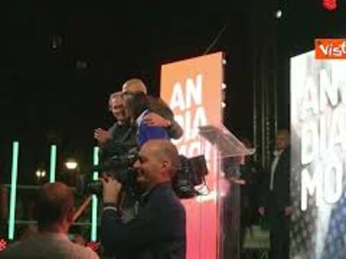 Elezioni Bari, l'abbraccio di Elly Schlein con il candidato Leccese
