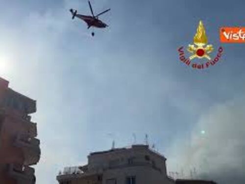 Incendio a Roma, a fuoco Monte Mario. Palazzi evacuati e auto bruciate