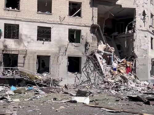 Il bombardamento russo in una zona residenziale di Kharkiv