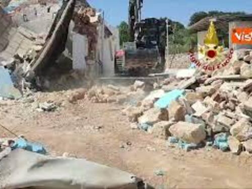 Esplode un trullo nel Brindisino, estratto il cadavere di un uomo dalle macerie