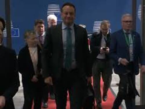 L'arrivo di Giorgia Meloni alla riunione del consiglio Ue