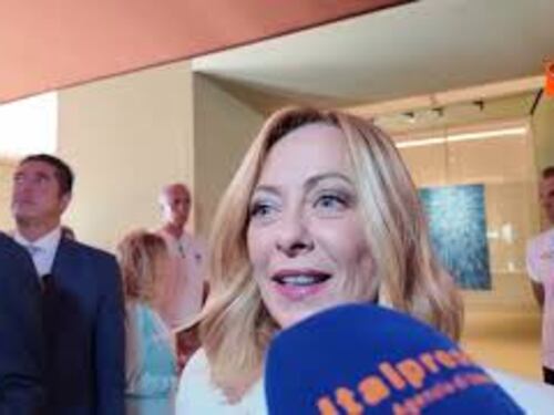 Meloni visita Casa Italia a Parigi: "Bella giornata, sono tifosa degli Azzurri"