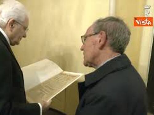 Mattarella a Bari riceve in dono copia Gazzetta Mezzogiorno 30 gennaio 1944