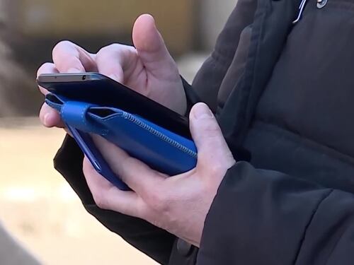 Niente social fino ai 16 anni: il piano di Valditara
