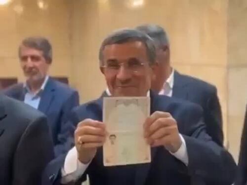 Mahmoud Ahmadinejad si candida alle presidenziali in Iran