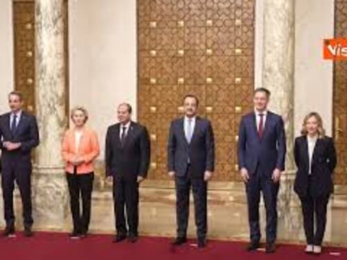 Giorgia Meloni in Egitto con von der Leyen e leader Ue, ecco le immagini e la foto di gruppo