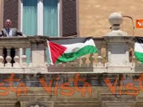 Ex deputato passa dal cornicione e appende bandiere palestinesi al balcone di Montecitorio