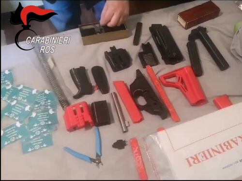 L'arma automatica sequestrata dai Carabinieri in casa dell'anarchico