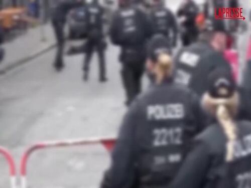 Amburgo, piccone e molotov contro gli agenti: e la polizia lo neutralizza così