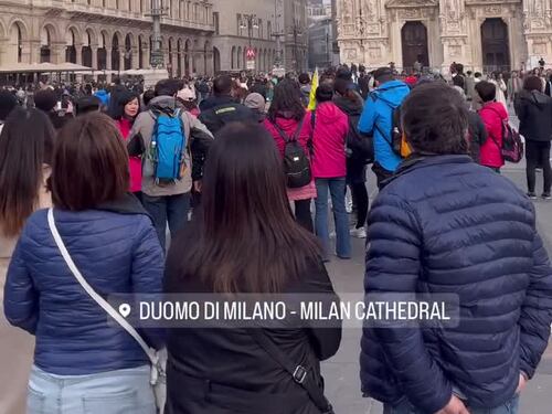Il fumo dietro il Duomo ripreso dei turisti a Milano