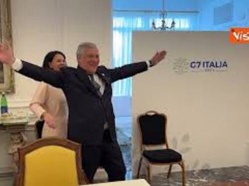 Tajani "protegge" Baerbock dai fotografi mentre finisce la colazione, siparietto al G7