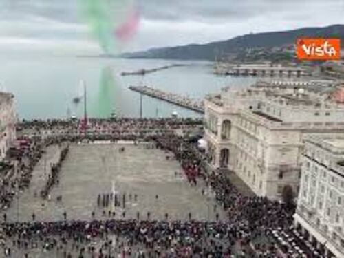 Ecco il volo delle Frecce tricolori a Trieste per i 70 anni dal ritorno della città all'Italia
