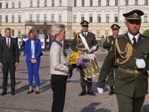 Von der Leyen rende omaggio al muro della Memoria a Kiev, un mazzo di fiori per le vittime