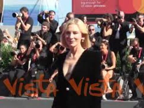 Cate Blanchett incanta il Lido con la sua eleganza, total black e cascata di perle sulla schiena