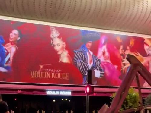 Crollano le pale del Moulin Rouge: nessun ferito