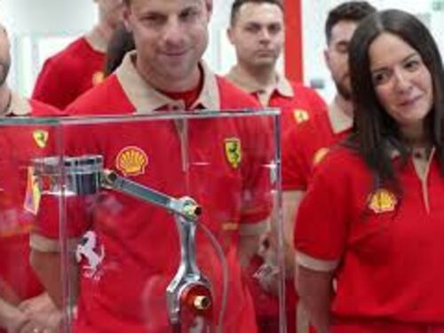 Mattarella a Maranello riceve in dono dai dipendenti lampada fatta con pezzi motore Ferrari
