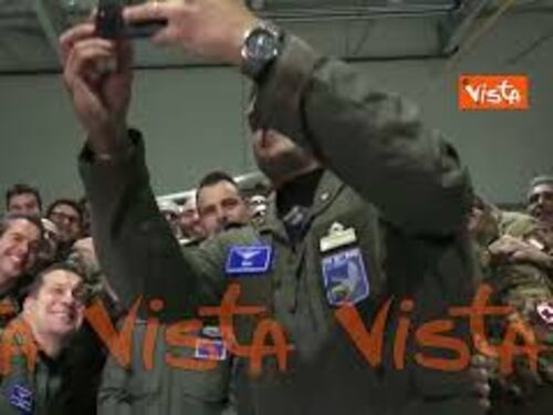 I selfie di Meloni con i soldati italiani di base in Lituania