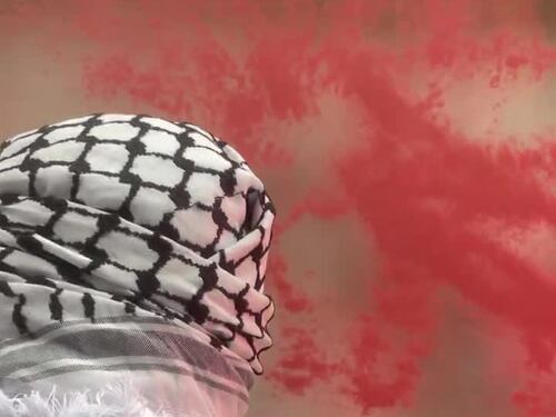 Torino, i pro Palestina imbrattano le vetrine di una banca