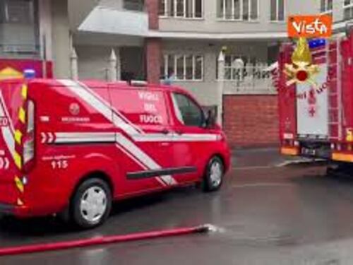 Maltempo al Nord, a Milano i Vigili del Fuoco prosciugano le cantine allagate degli abitanti