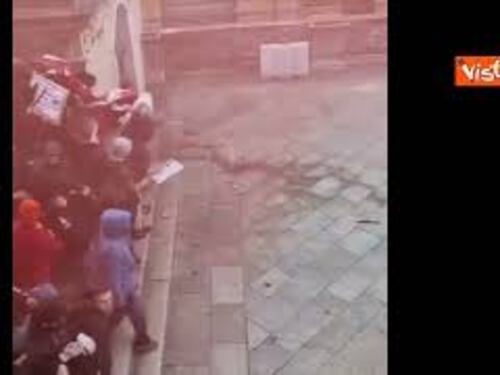 Scontri tra collettivi antifascisti e Forza dell'Ordine al parco della Montagnola a Bologna