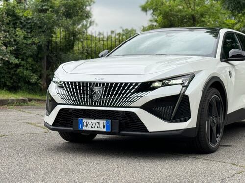 Peugeot 408 Hybrid 225, il video del crossover sportivo francese: stile e prestazioni