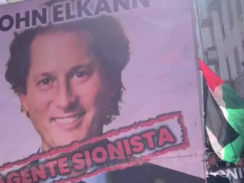 Cartelli di proscrizione alla manifestazione pro Palestina