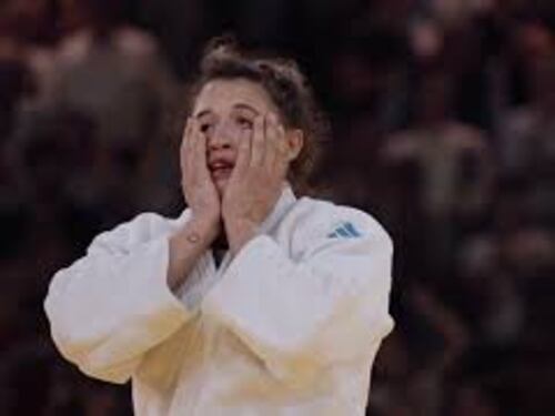 Olimpiadi Parigi, Bellandi vince l'oro sotto gli occhi premier Meloni, poi l'abbraccio