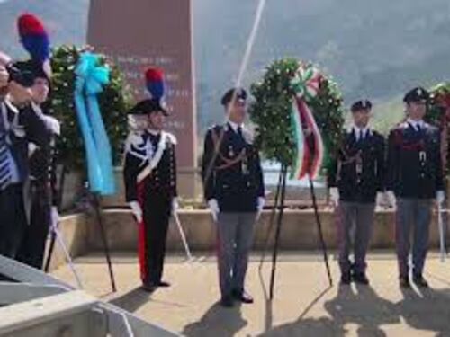 Piantedosi e Nordio a Capaci, corona di fiori per ricordare la strage di Falcone e della sua scorta