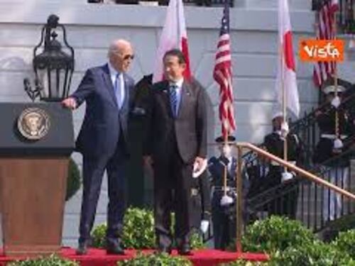 Biden accoglie il Primo Ministro giapponese e la moglie alla Casa Bianca