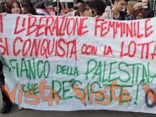 Milano scende in piazza per lo sciopero generale transfemminista, centinaia per le strade