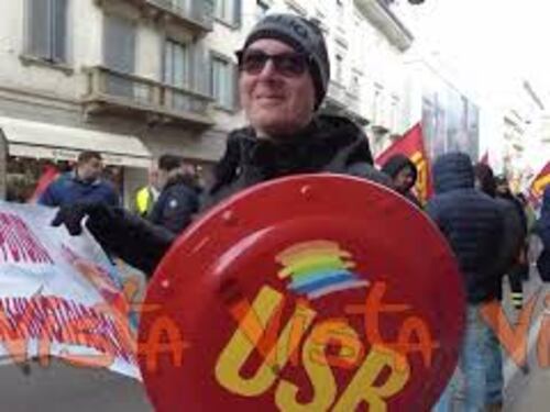 Corteo dei lavoratori USB a Milano per chiedere salari più alti e lavoro più dignitoso