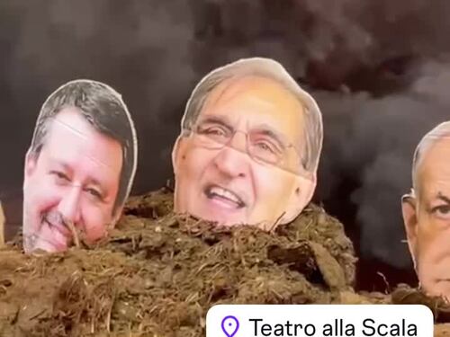 I centri sociali davanti al teatro alla Scala con un carico di letame