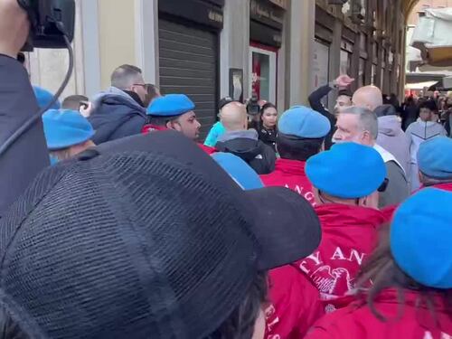 Ragazzi filo-arabi tentano di sfondare il cordone della Brigata Ebraica