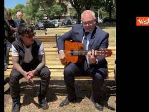 Gualtieri e Ultimo a San Basilio, il sindaco di Roma suona la chitarra