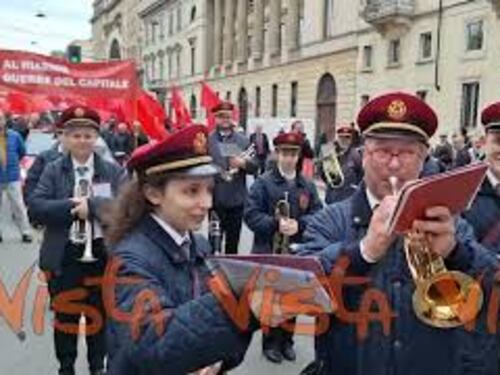1 maggio, al corteo di Milano si suona "Bella Ciao"