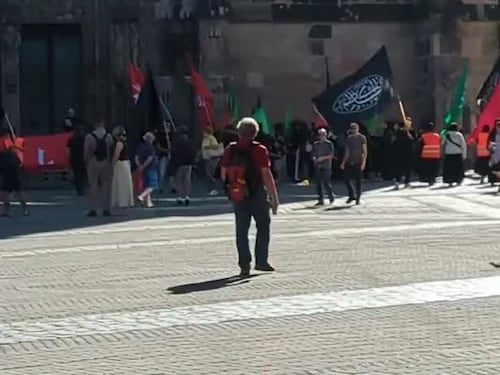 Bandiere e preghiere islamiche all'esterno della cattedrale di Norimberga, la provocazione poco dopo l'attentato d Solingen