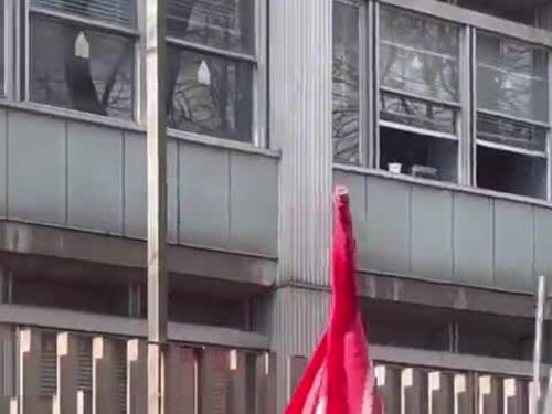 Gli scontri fuori dalla sede Rai di Napoli tra manifestanti pro-Palestina e polizia