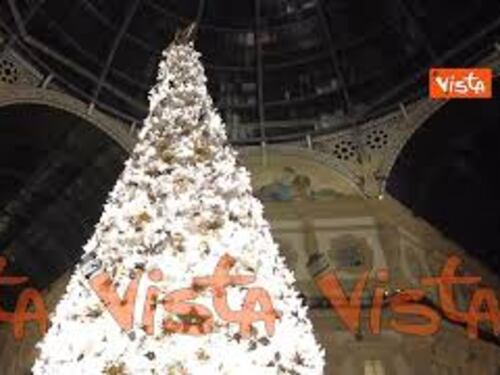 Il sindaco Sala accende l'albero di Natale in galleria Vittorio Emanuele II