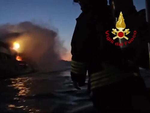 Le fiamme avvolgono lo yacht davanti alle coste di Olbia