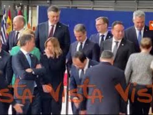 “Sei un po’ alto”, Meloni scherza con gli altri leader alla foto di gruppo al Consiglio Ue
