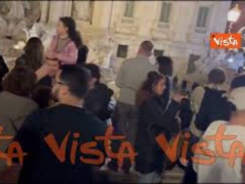 Pasqua 2024, tantissimi visitatori alla Fontana di Trevi