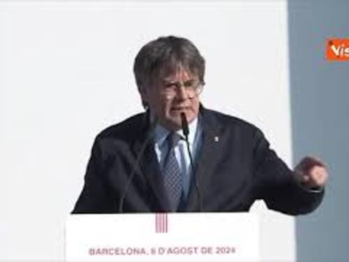 Puigdemont a Barcellona, il leader catalano elude mandato di cattura e partecipa a comizio