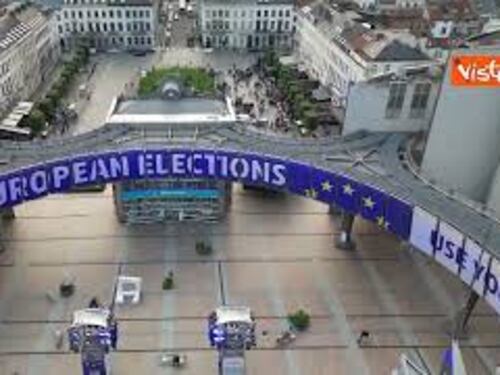 "European election", la scritta sul Parlamento Ue in occasione delle elezioni