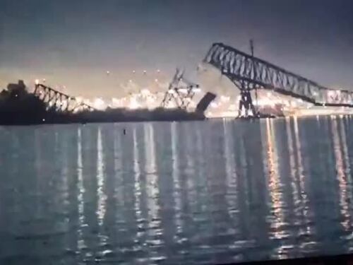 Baltimora, nave cargo urta il pilone: il ponte collassa su se stesso