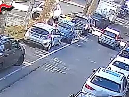 L'aggressione choc a una donna a Novi Ligure, tenta di investirla, poi la picchia per strada