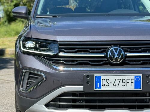 Nuova Volkswagen T-Cross 2024: tanto spazio e allestimento più ricco, guarda il video in pillole