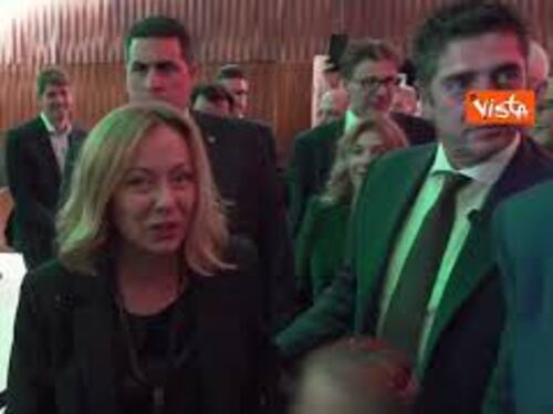 Meloni con la figlia esce dal Teatro Coliseo di Buenos Aires